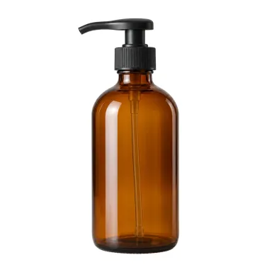 Seifenspender aus Braunglas 500 ml mit mattschwarzem Pumpkopf auf weißem Hintergrund