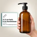 Seifenspender in der Hand: 21,5 cm hoch, 8 cm Durchmesser
